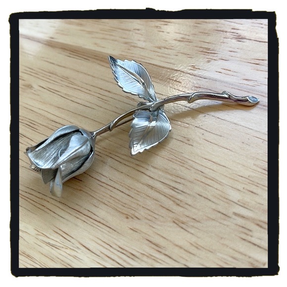 💕Beautiful Vintage Silvertone Giovanni Rose Brooch💕 - Picture 3 of 7